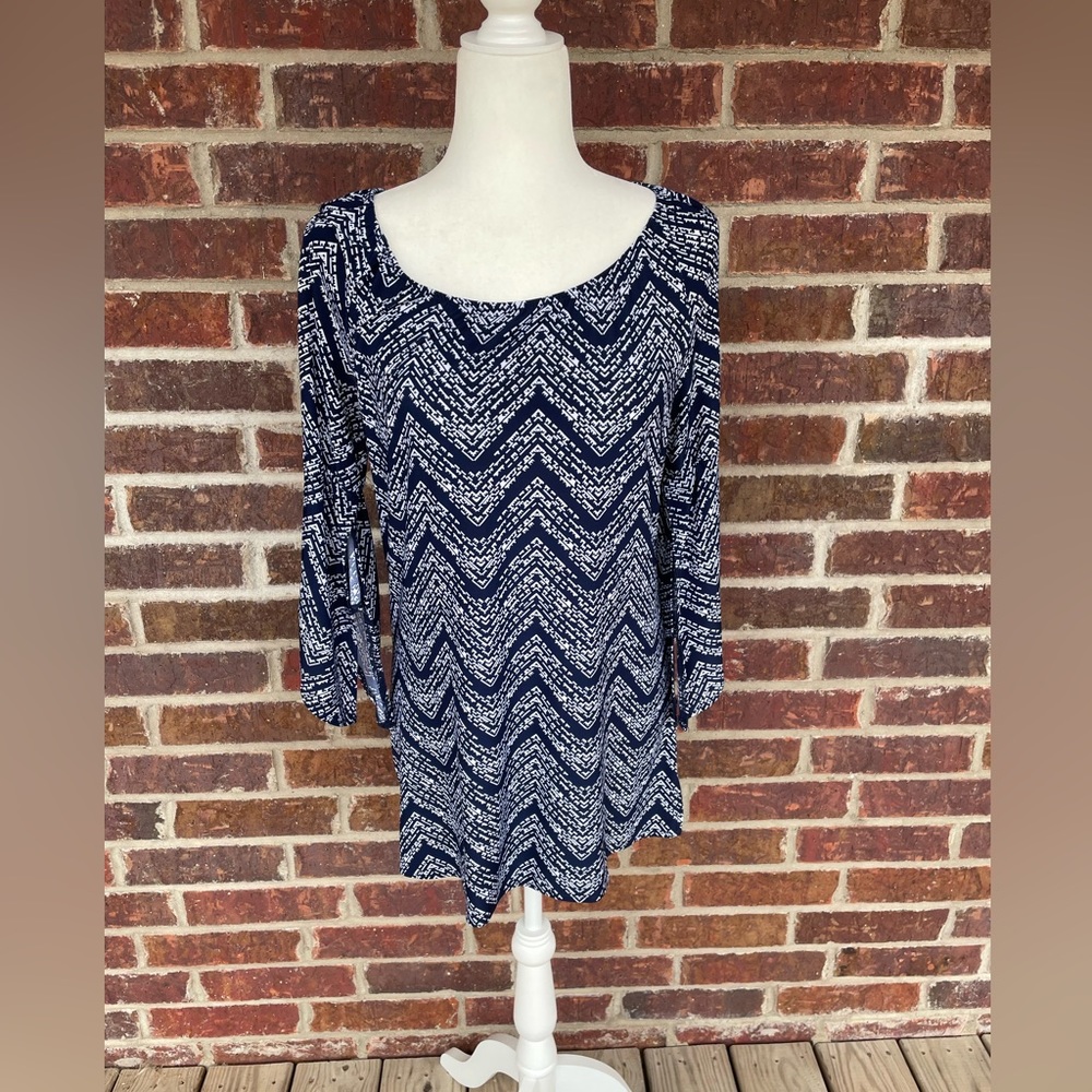Ladies Navy And White Tacera Stretchy Neat Design Longer Blouse Size Small